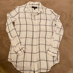 Banana Republic boyfriend fit button down shirt